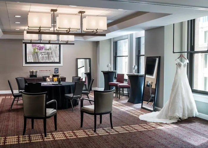 Hotel By Marriott Downtown/loop 3*